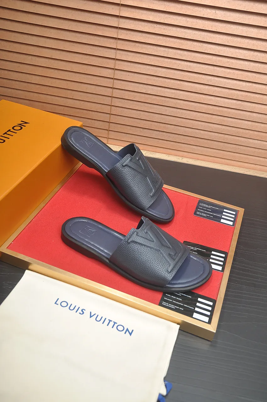 Men's men's shoes 💰340💶 [Louis Vuitton LV slippers] (high-end cowhide) counter 1:1 fashion style, a must-have for summer! The designer used LV’s iconic outsole. The original simple slippers instantly become fashionable! The upper is made of flexible special cowhide leather straps alternately, and the workmanship is exquisite! A must-have for stylish men in summer, size 38-46 (45 46 customized)